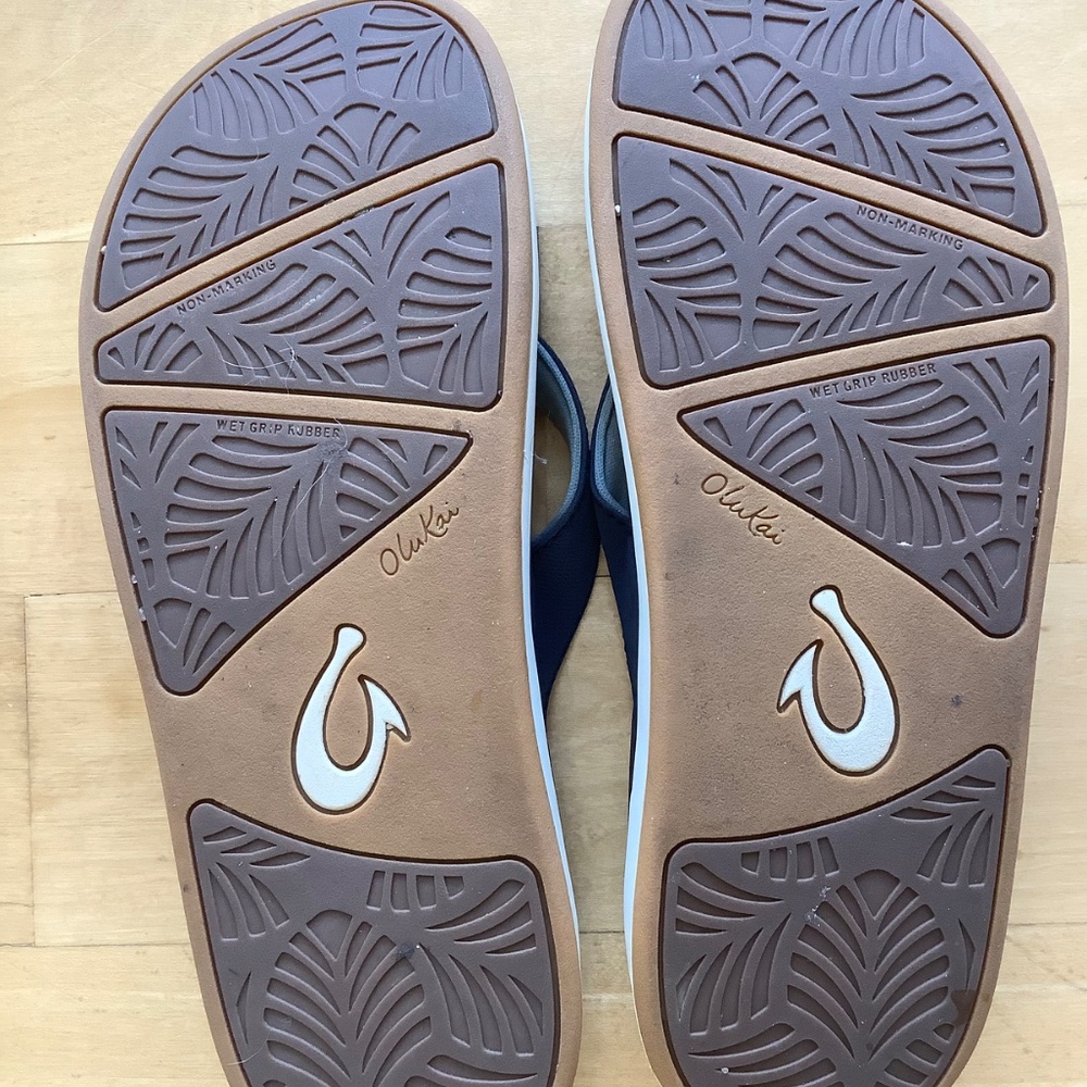 Olukai Nu'a Pi'o sandals.  VGUC. - Picture 3 of 3